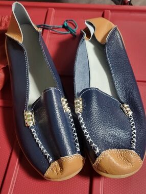 Owlkay Leather Navy and Tan Leather Slip-On Flats Size 8.5 - With Bag NEW